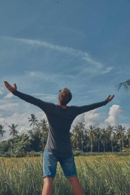 Zevk tropikal iklim geniş açık kollu adam.