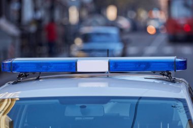 Trafik/urba suç mahallinde mavi ışıklar ile polis arabası