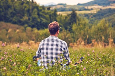 İnsan doğada bir mola ve uzak landscap bakarak