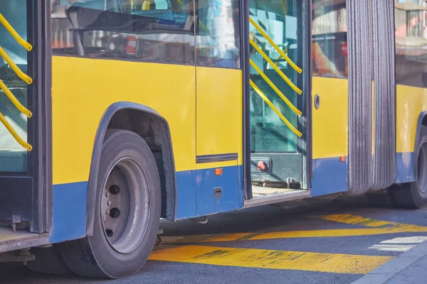 Bir istasyonda kentsel çevrede toplu taşıma / otobüs.