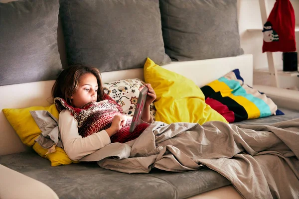 Bambina che studia e fa i compiti a casa con tablet . — Foto Stock