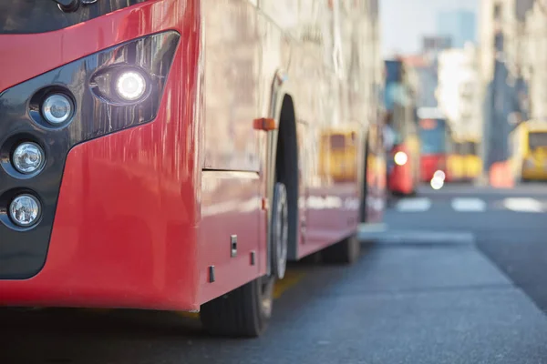 Transport en commun / bus dans un environnement urbain sur une station. — Photo