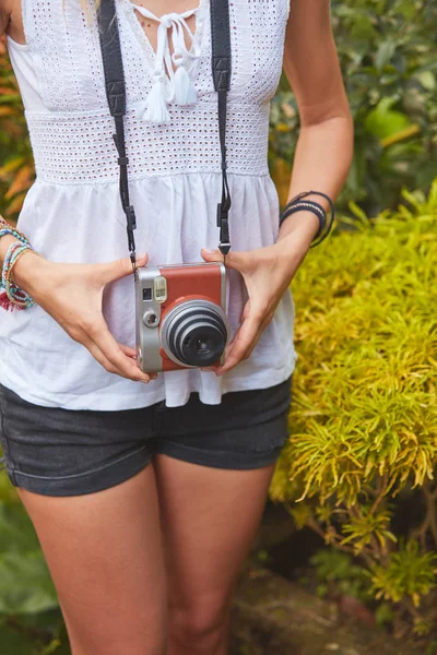 Chica posando con cámara retro vintage al aire libre . — Foto de Stock