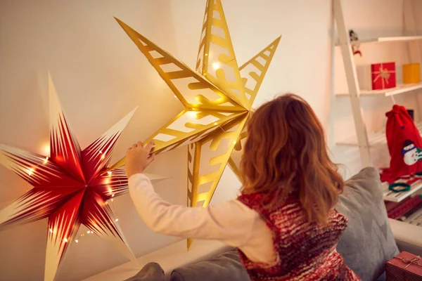 Mädchen bereitet glänzende Dekoration für Weihnachten / Neujahr vor — Stockfoto