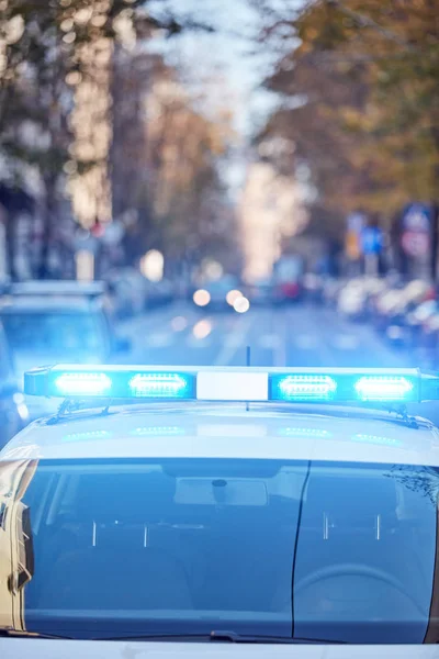 Coche de policía con luces azules en la escena del crimen en el tráfico / entorno urbano . — Foto de Stock