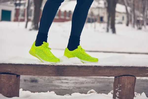 Szczegóły człowieka nogi jogging w parku w snowy czas. — Zdjęcie stockowe