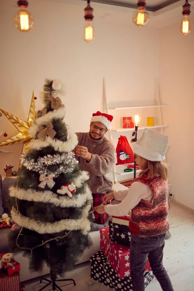 Vater und Tochter genießen Weihnachten / Neujahr. — Stockfoto