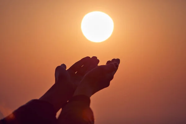 Жінка з молитовними руками насолоджується схід / захід сонця . — стокове фото
