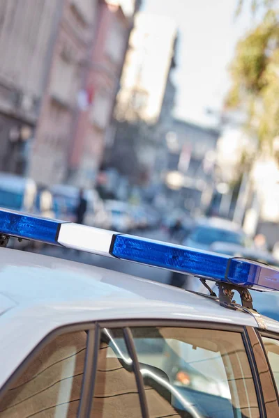 Polizeiauto mit Blaulicht am Tatort im Straßenverkehr / Urba — Stockfoto