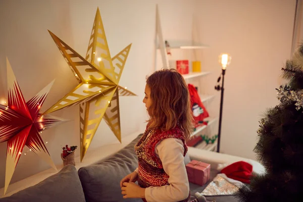 Mädchen bereitet glänzende Dekoration für Weihnachten / Neujahr vor — Stockfoto