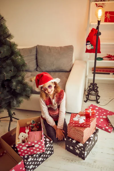 Menina preparando decoração brilhante para o Natal / Ano Novo — Fotografia de Stock