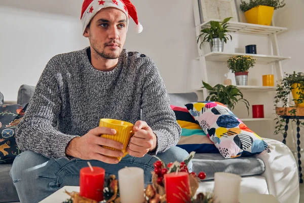 Homem entediado esperando Natal / Ano Novo sozinho em casa . — Fotografia de Stock