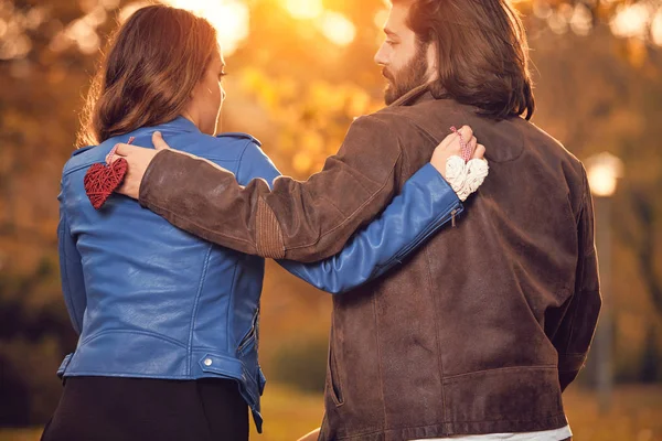 Casal na temporada de outono colorido parque desfrutando ao ar livre . — Fotografia de Stock