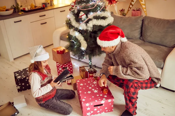 Vater und Tochter genießen Weihnachten / Neujahr. — Stockfoto