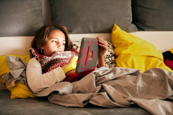 Bambina che studia e fa i compiti a casa con tablet . — Foto Stock