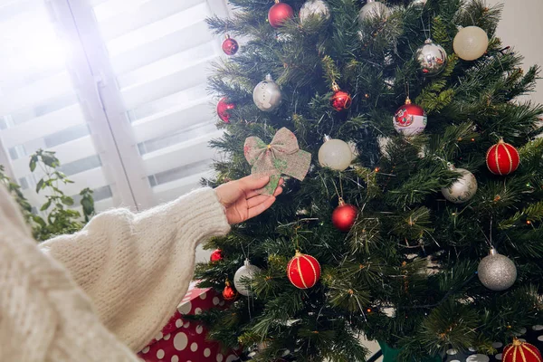 Frau bereitet glänzende Dekoration für Weihnachten / Silvester. — Stockfoto