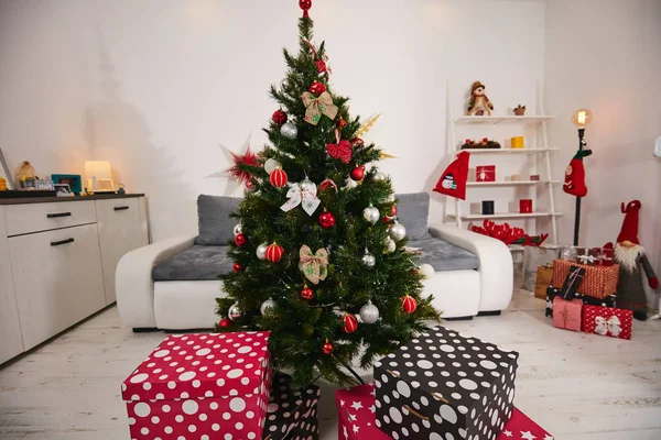 Weihnachtszimmer zu Hause erwartet die Leute zur Party. — Stockfoto