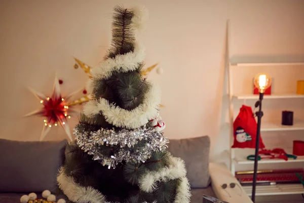 Weihnachtszimmer zu Hause erwartet die Leute zur Party. — Stockfoto