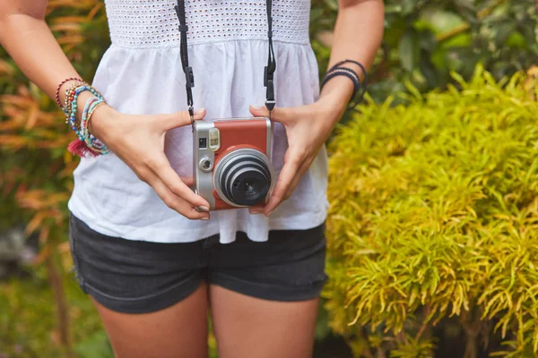 Chica posando con cámara retro vintage al aire libre . — Foto de Stock