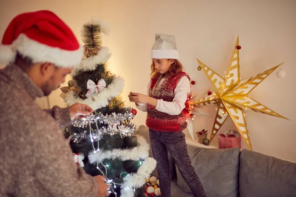 Vater und Tochter genießen Weihnachten / Neujahr. — Stockfoto