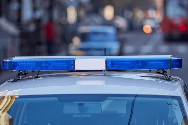 Coche de policía con luces azules en la escena del crimen en el tráfico / urba — Foto de Stock