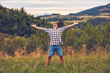 geniş açık kollar ile.