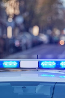 Trafik/urba suç mahallinde mavi ışıklar ile polis arabası