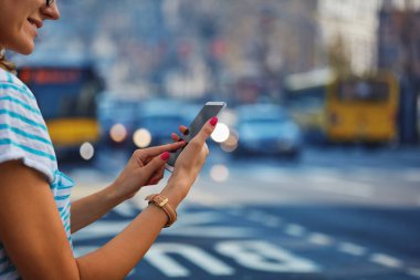 Cep telefonu kullanarak ve karşıdan karşıya geçerken kadın.