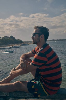Okyanus tropikal sahilinde eğlenen adam.