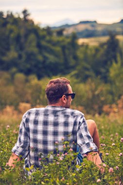 İnsan doğada bir mola ve uzak landscap bakarak
