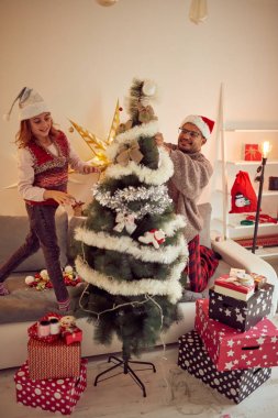 Baba ve kızı Noel 'de zevk/yeni yıl zamanı.