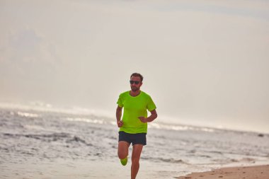 Adam çalışan/tropikal egzotik plajda koşu.