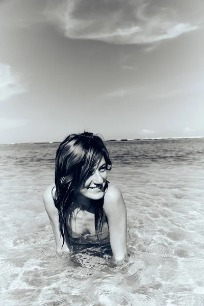 Mujer delgada disfrutando en una playa tropical de arena . — Foto de Stock