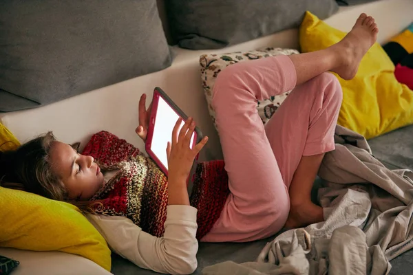 Bambina che studia e fa i compiti a casa con tablet . — Foto Stock