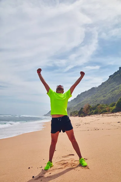 Homem comemorando o sucesso após um bom treinamento / exercício em uma areia — Fotografia de Stock