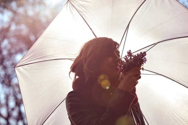 Carino ragazza profumata bel mazzo di fiori in natura . — Foto Stock