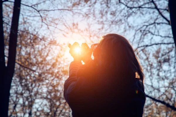 Frau mit betenden Händen in der Natur / Wald. — Stockfoto