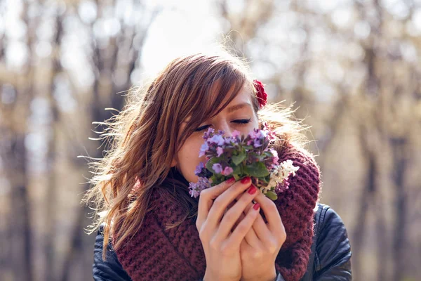 Carino ragazza profumata bel mazzo di fiori in natura . — Foto Stock
