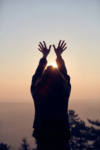 Mulher com os braços bem abertos aproveitando o nascer do sol / pôr do sol . — Fotografia de Stock