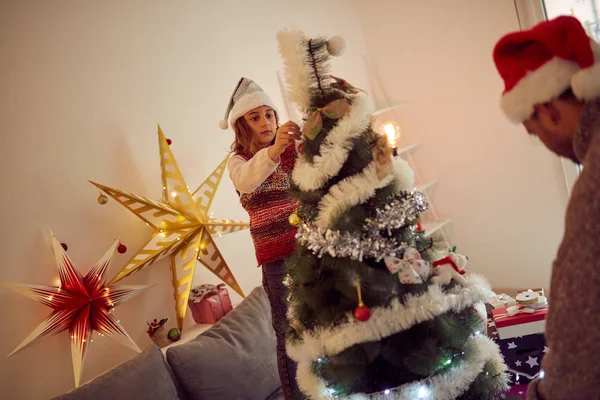 Vater und Tochter genießen Weihnachten / Neujahr. — Stockfoto