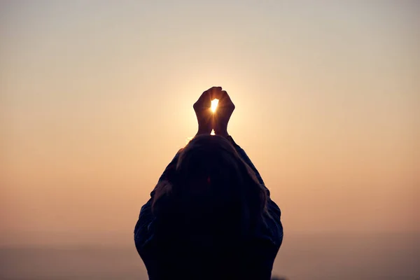 Mulher com os braços bem abertos aproveitando o nascer do sol / pôr do sol . — Fotografia de Stock