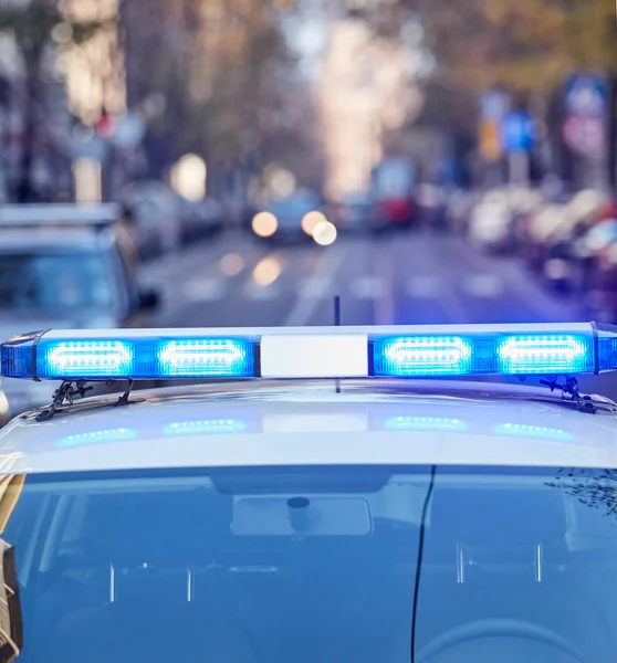 교통 / 우르바의 범죄 현장에 파란색 불빛이있는 경찰차 — 스톡 사진