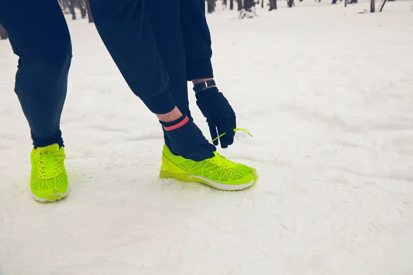 Szczegóły człowieka nogi jogging w parku w snowy czas. — Zdjęcie stockowe