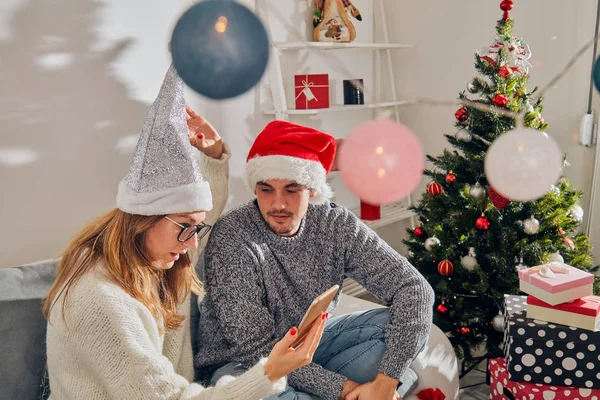 Mutlu çift yeni yıl zevk / Noel arifesi. — Stok fotoğraf