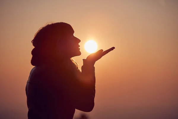 Женщина с молитвенными руками наслаждается восходом / закатом солнца . — стоковое фото