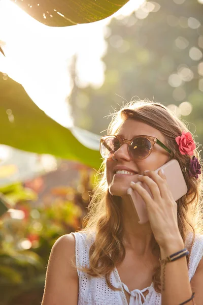 Donna che utilizza il cellulare all'aperto nel parco / giardino . — Foto Stock