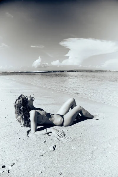Mujer delgada disfrutando en una playa tropical de arena . —  Fotos de Stock