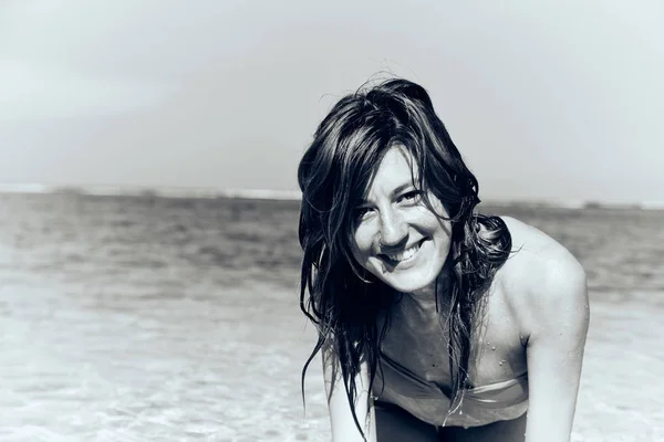 Mujer delgada disfrutando en una playa tropical de arena . — Foto de Stock