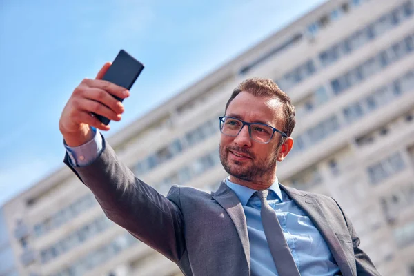 Empresario usando su smartphone en la calle . —  Fotos de Stock