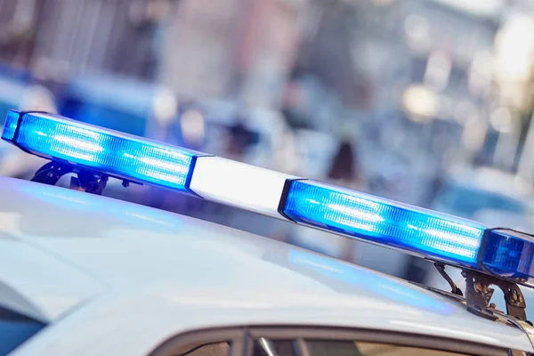 Polizeiauto mit Blaulicht am Tatort im Straßenverkehr / Urba — Stockfoto